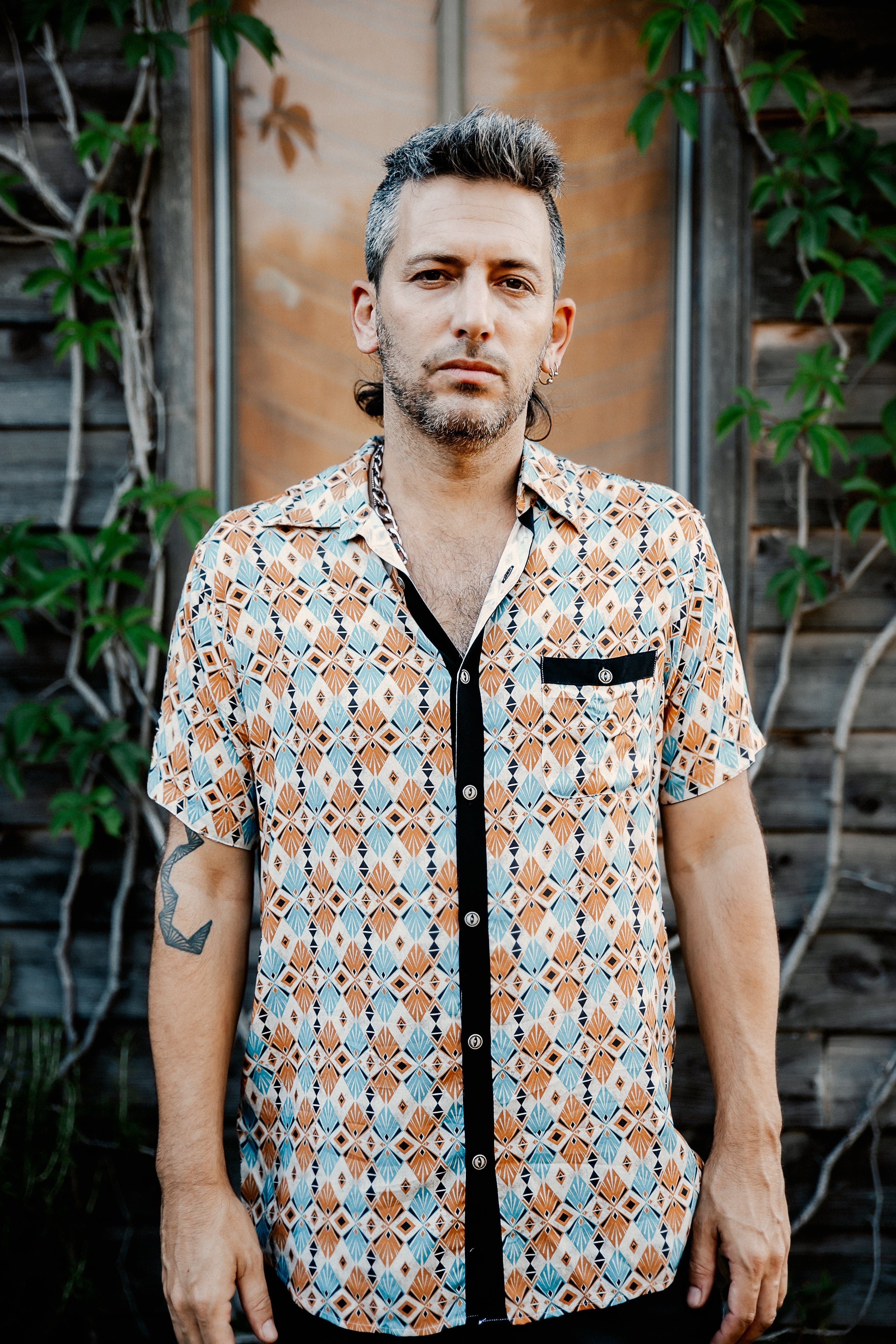 button shirt with retro print