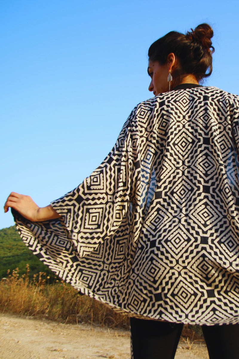 Tokyo kimono --> BW Print Unisex